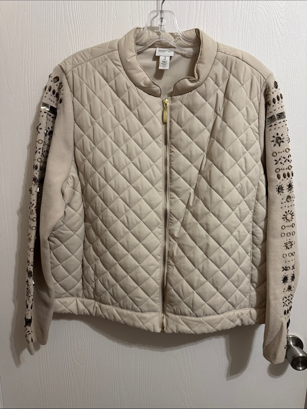 CHICOS LIGHTWEIGHT ZIP JACKET BEIGE QUILTED KNIT STUDDED ARMS SIZE 3 NWOT